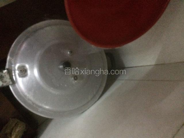 带筒骨熬煮好关火，用冷水浇在压力锅面上，给压力锅快速降温。