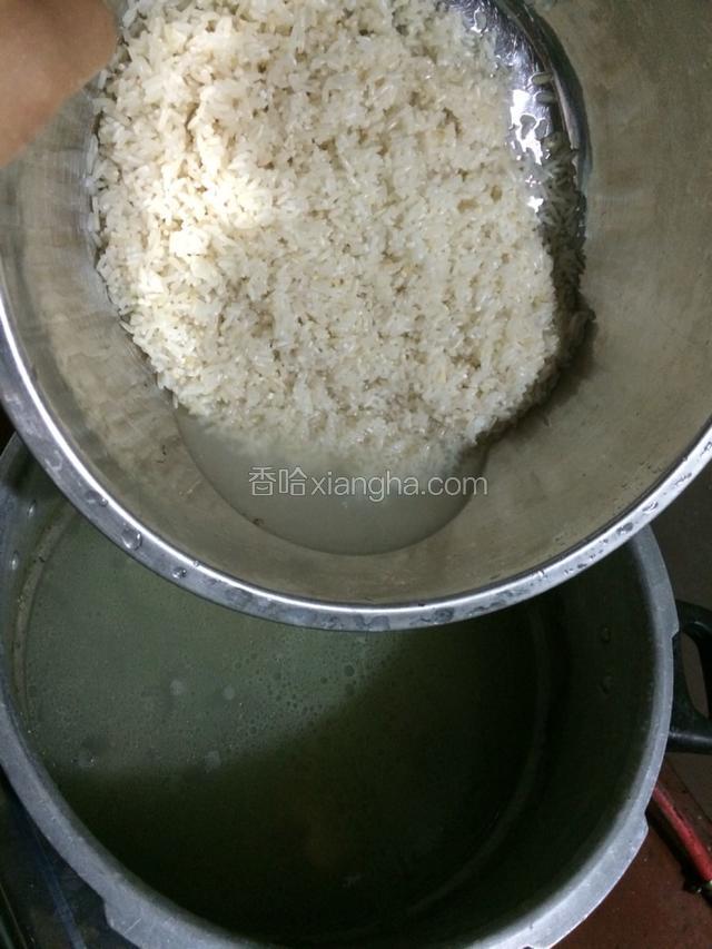 降温好了的压力锅可以开盖，加入洗好的生米。