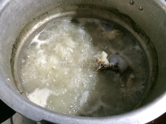 中火熬煮10分钟左右。