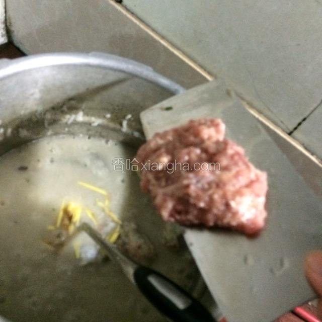 生米煮开后立马加入切好的姜丝和肉末。