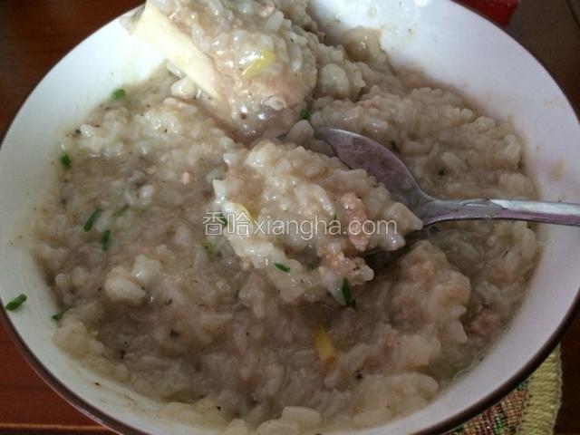 出锅后洒上葱末，香滑的筒骨粥就做好了。