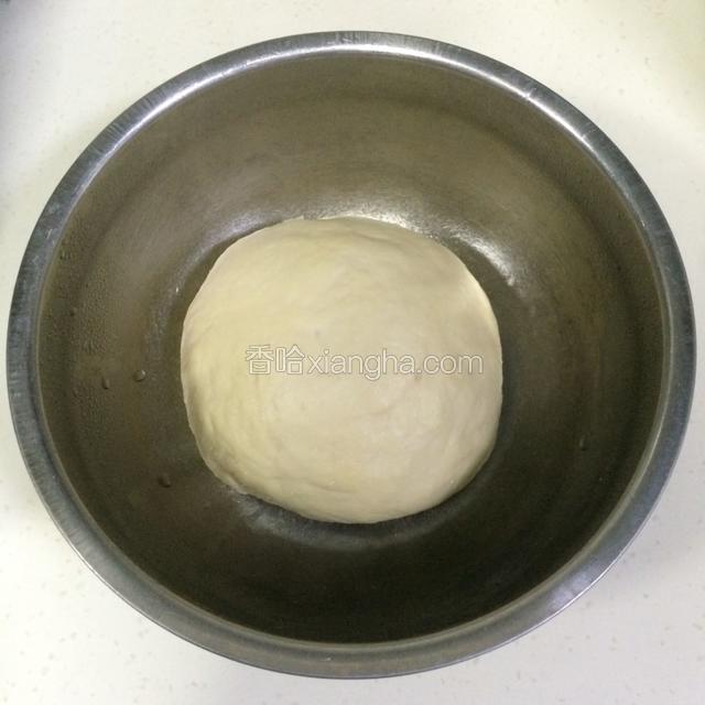 把所有中种面团材料混合，揉成光滑的面团即可，放入不锈钢盆内，盖好保鲜膜，入冰箱冷藏发酵17小时。