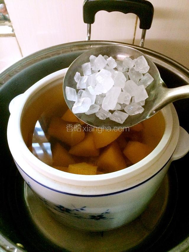 大火炖煮10分钟，小火炖煮30分钟后，加入适量冰糖，继续炖10分钟至冰糖融化即可。