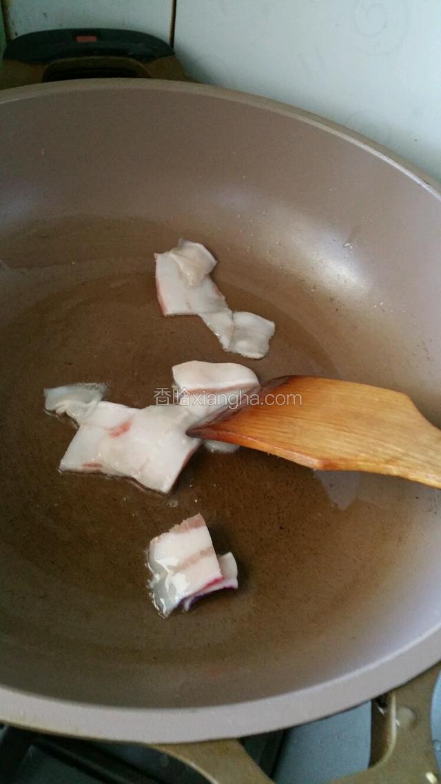 豆角洗净控水，五花肉切片，锅中加入适量的油放入五花肉煸炒出油