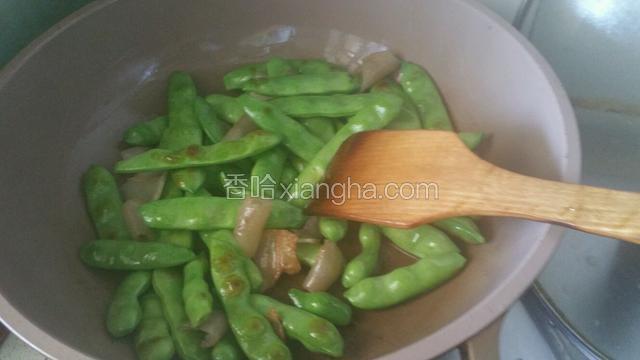 加入豆角煸炒至变色，表皮起皱