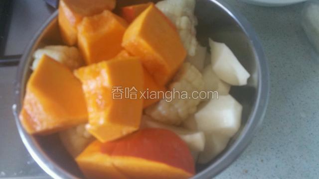 土豆，南瓜洗净切块，玉米切块