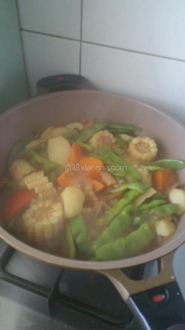 锅中加入适量葱姜末炒香放入切块的菜煸炒，加入适量生抽，耗油炒匀，添入适量的水大火烧开