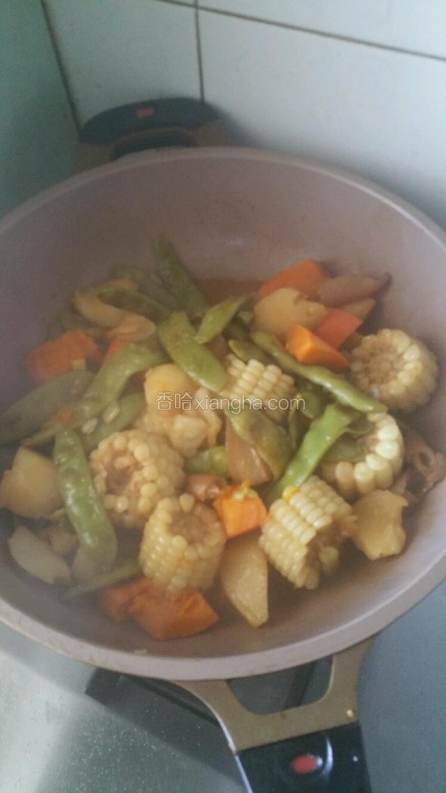 中火炖煮10分钟左右放入适量的盐调味，改小火收浓汤汁即可。