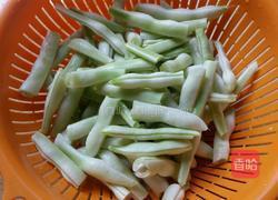 家常猪肉炖豆角的做法图解1