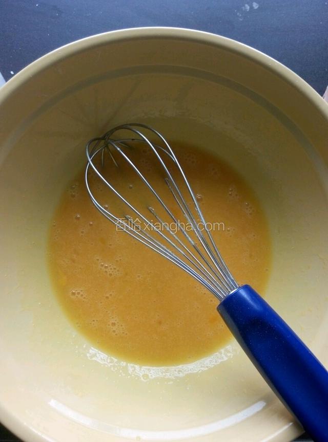 把两个鸡蛋打散后加玉米油和糖粉搅拌均匀