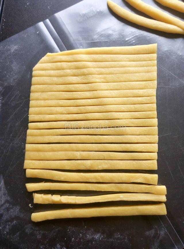 把四边多余的切掉切适量大小