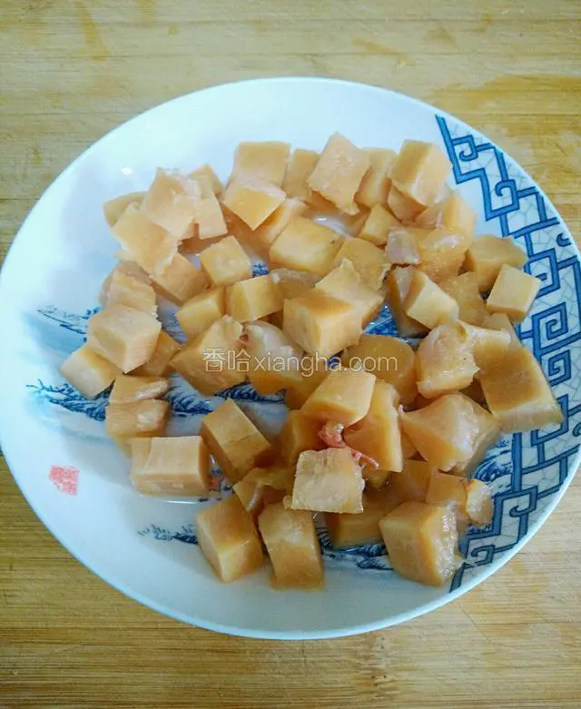 鸡胸肉切丁，装盘备用