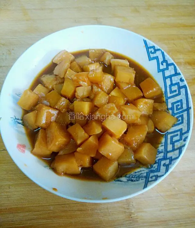 鸡丁装盘，倒入适量的料酒、酱油、盐、胡椒粉，干淀粉抓匀腌制30分钟调味去腥