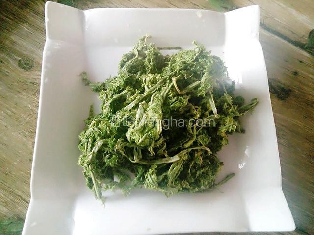 由于青广东是在焯水后放入冰箱里冷藏的！所以化冻后，直接清洗几遍，攥干水备用就可以了