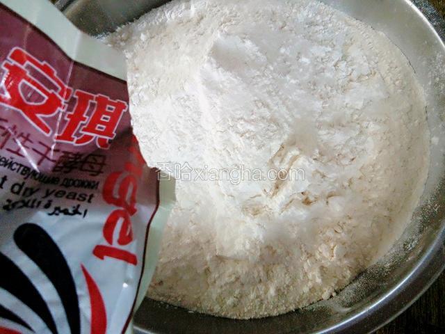 加入适量清水和酵母粉，和面