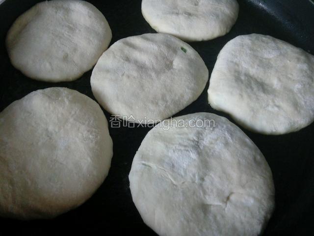 依次放入包好馅的饼