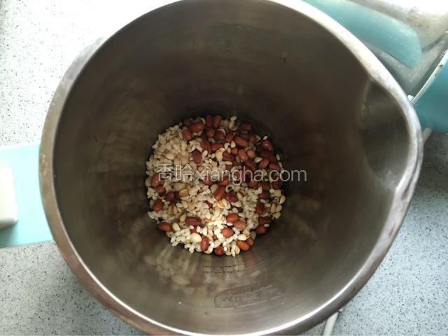 早上起来将泡好的红豆薏仁和大米洗净放入豆浆机中！