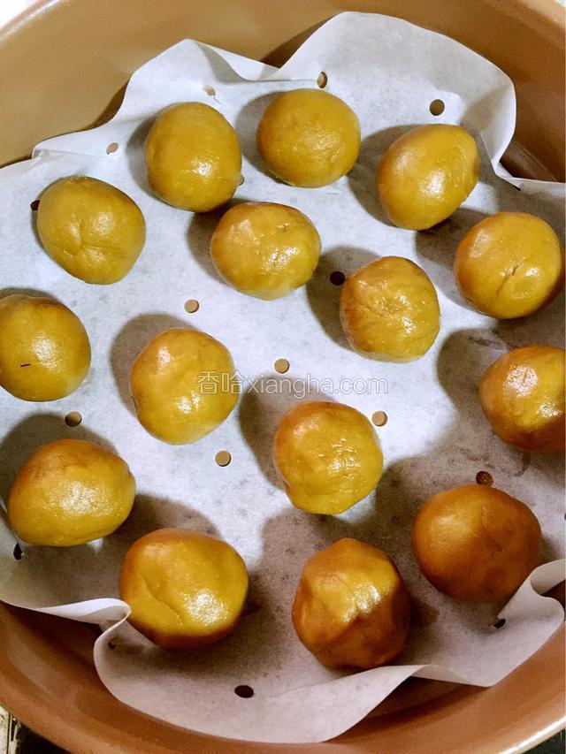 准备蒸锅，垫上油纸。手上沾点油把面团搓成一个个乒乓大小的团子。上锅开始蒸了，大火烧开转中火蒸20分针即可。