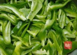 青椒炒香肠的做法图解1