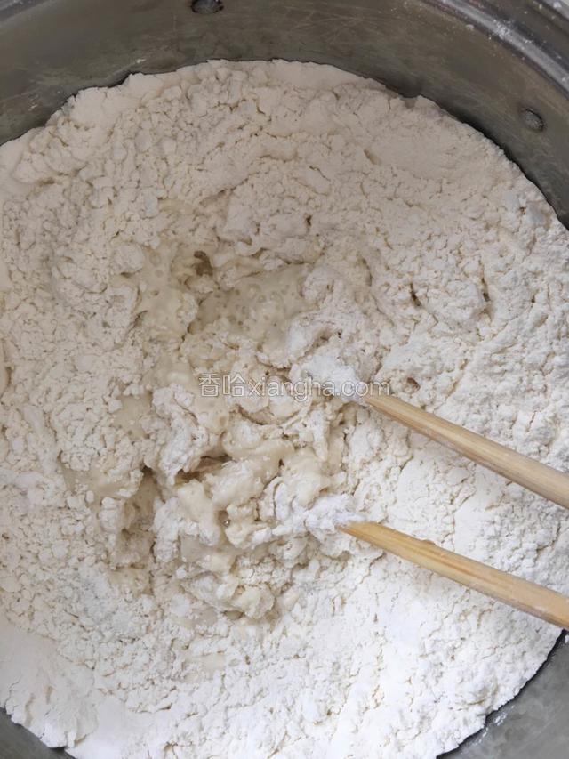 用温开水和面，稍软些～