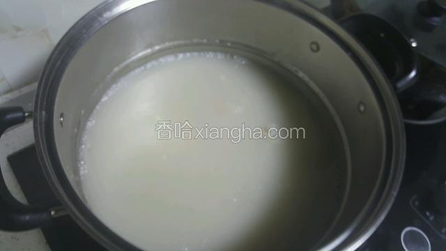 将猪皮上的油脂和猪毛清除干净，水中放入三分之二的料酒，在放入猪皮煮10分钟在捞出，在清理猪皮上的猪毛和油脂，反复清洗刮洗！
