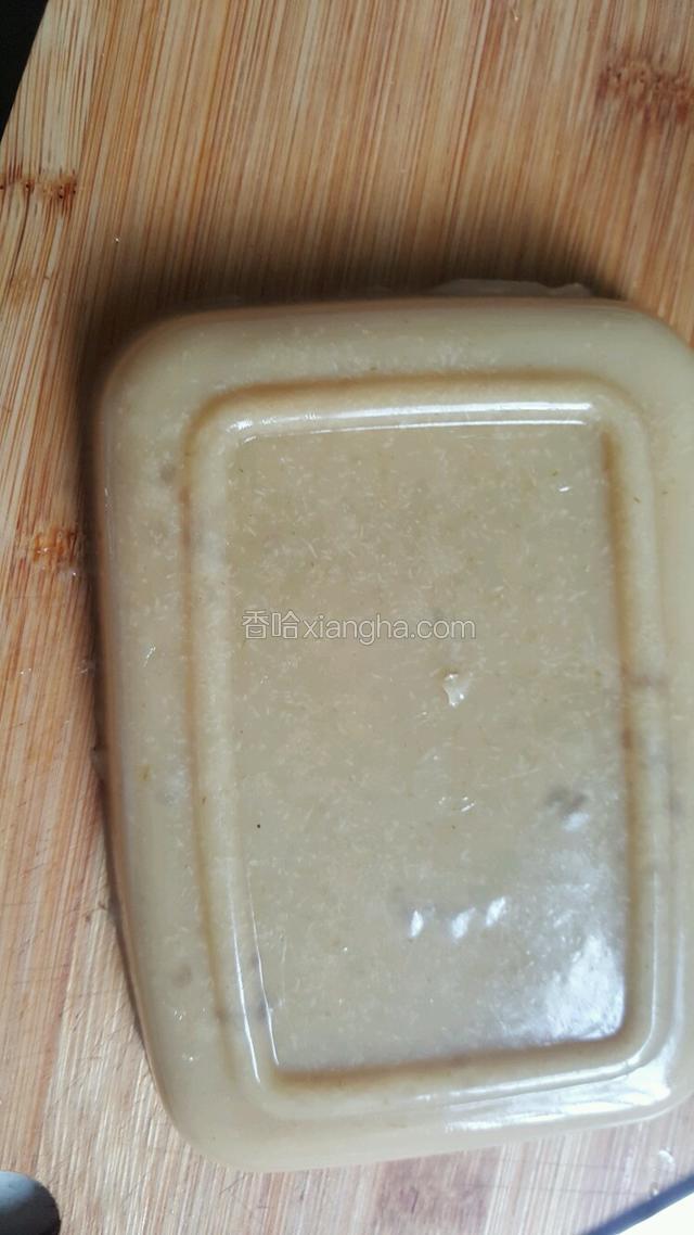 把清洗干净的猪皮放入锅中 ，加入适量的水，放入两个八角，山奈，桂皮，老姜一块切片，大葱一根，放入剩下料酒的一半，煮20分钟，捞出切成条，在放入锅中煮至用筷子能把猪皮夹断，把锅中香料捞出，大葱留下，在放入适量盐和酱油！倒出放凉，在放入料理机中打成汁，然后放入冰箱冷藏结成冻皮，切成小丁待用！
