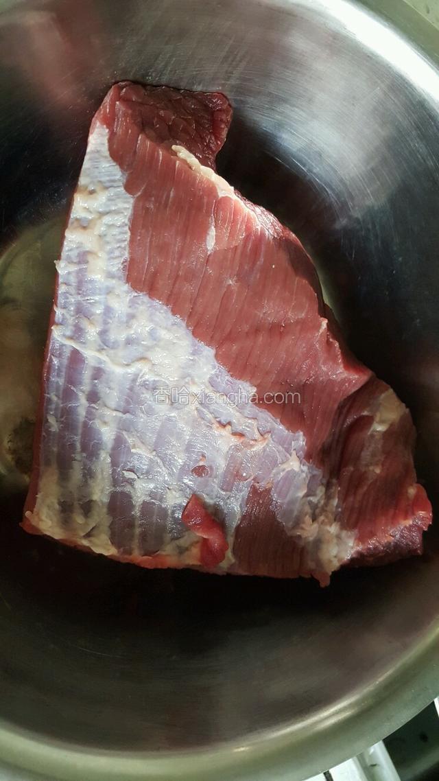 牛肉用水侵泡一个小时泡出血水，中途要换水！