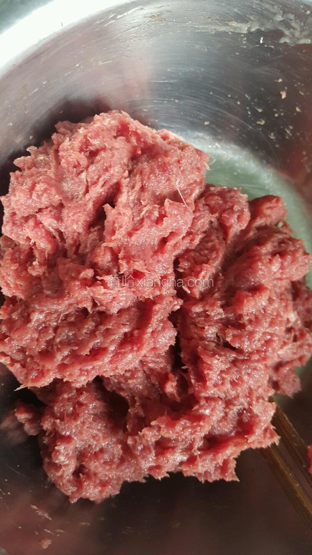 肉泥剁好后，放入剩余的料酒，盐，葱汁，姜汁（葱，姜放入料理机中加入小量的水打成葱姜汁）淀粉，鸡蛋清，顺着一个放向使劲搅拌！