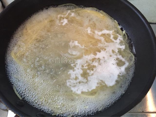 烧开水 放入面煮熟