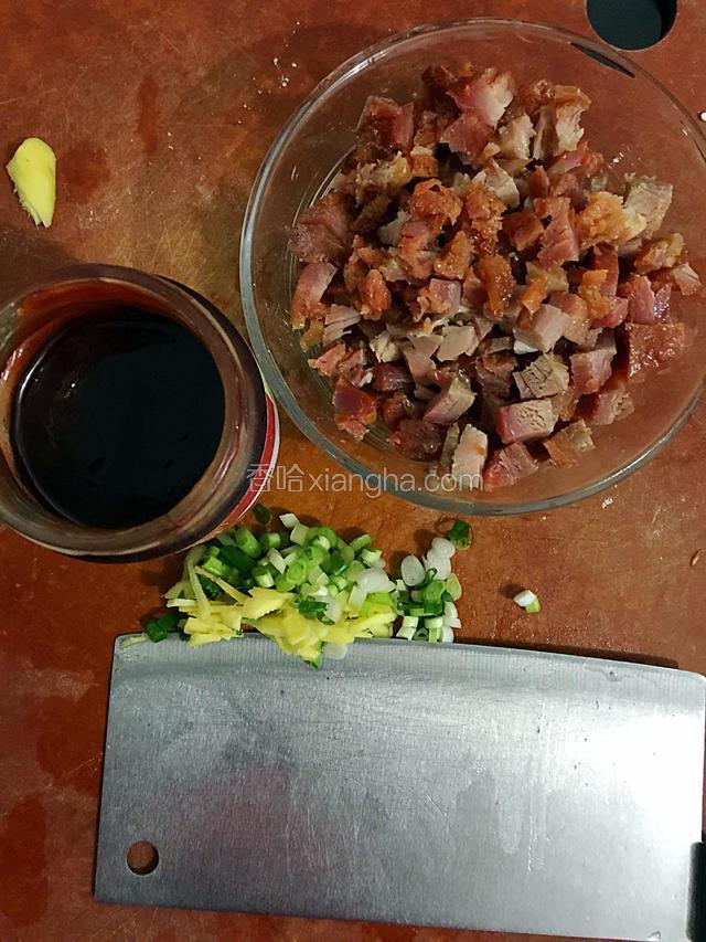 准备叉烧馅：叉烧肉切小粒，葱切条(我的切太短了），姜切丝