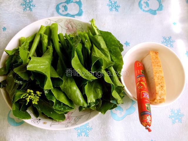 准备好图中食材，芥蓝摘去老的部分，用盐水浸泡15分钟，洗干净捞起备用。