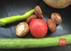 番茄 丝瓜 炒香菇的做法图解1