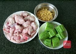 黄豆苦瓜猪脚汤的做法图解1