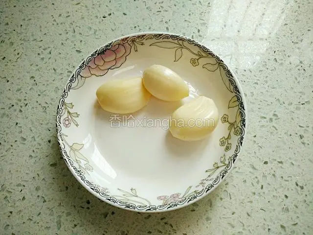 蒜去皮洗净。