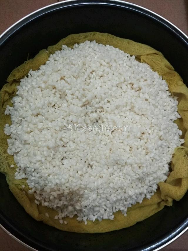 糯米捞出来沥干水，用压力锅蒸20分钟，喜欢软一点的就用煮，不过水千万别放多了。