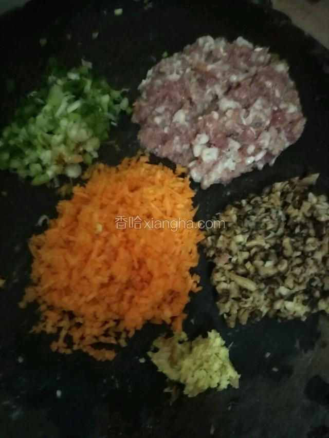 利用蒸糯米的时候，准备馅料，肉、红萝卜、香菇、葱、姜都切成末