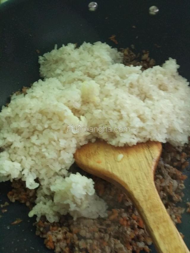 把糯米加入到肉末里，继续翻炒均匀