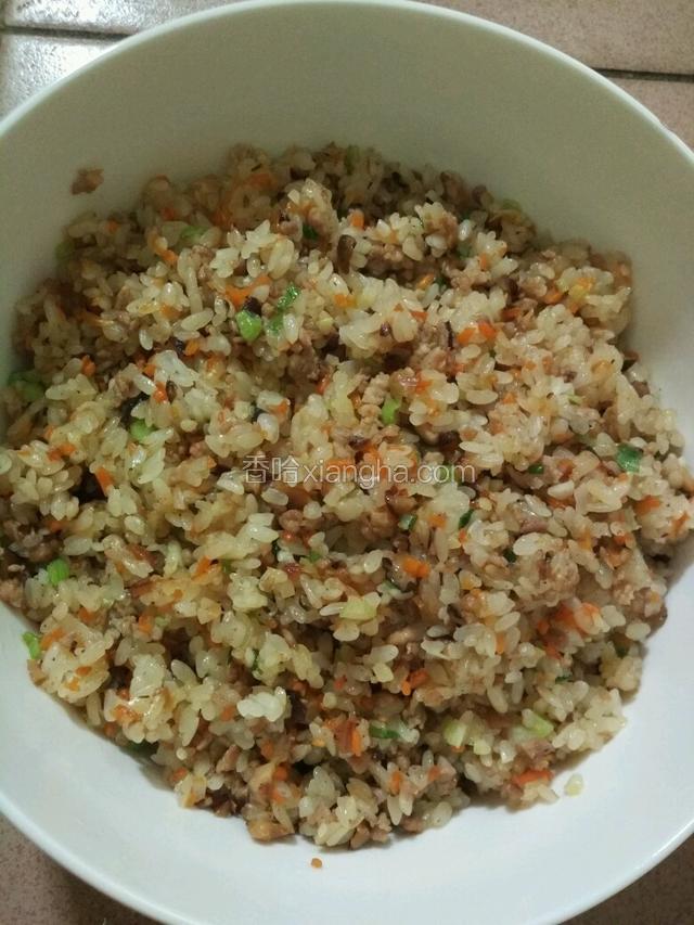 烧麦馅就做好啦，其实这样都可以开吃了，很香很糯哦