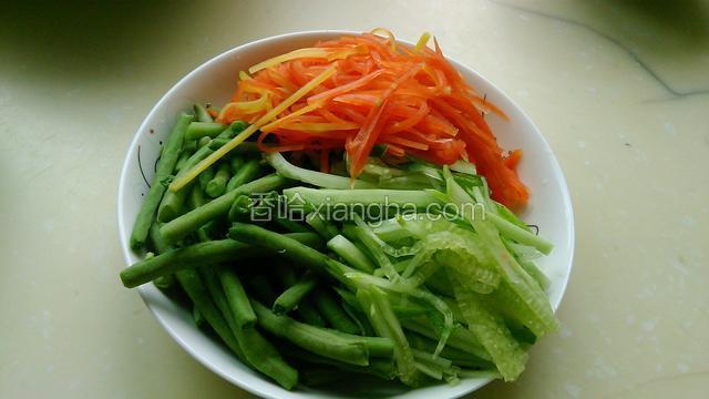 黄瓜切丝，胡萝卜切丝，豇豆切段，水中焯熟