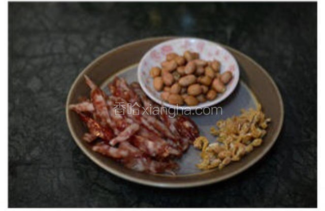 干香菇洗净泡软，糯米洗净用清水浸泡2小时左右，泡发的香菇去蒂切丝（浸泡香菇的水不要倒掉）
腊肠切片或丁，准备好花生，虾米也用清水泡至软。蒸锅上汽后放入浸泡好的糯米，蒸20分左右取出（小心烫，需要用防烫工具）。