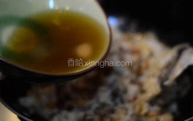 糯米饭如果结块 可调入适量浸泡过虾米，香菇的水（不要一次加太多，避免加入太多水糯米饭太过软烂。）