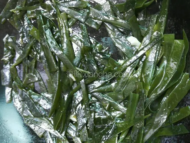 放入海带翻炒