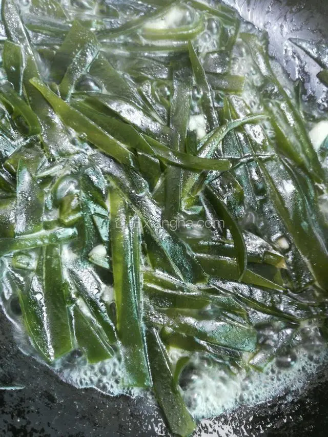 加入少量清水，继续翻炒