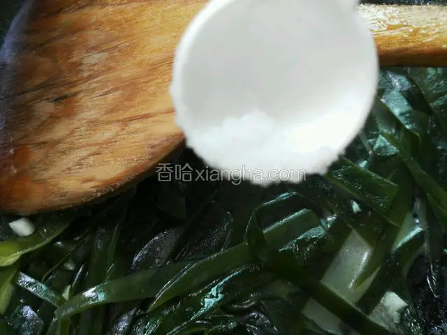 加入适量盐、鸡精调味