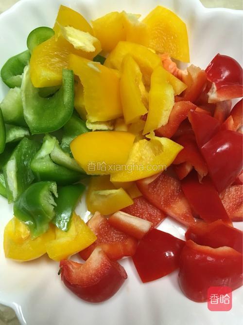 彩椒切菱形块备用!