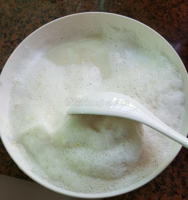 等所有豆子磨完之后，再用汤勺滤掉那些泡沫