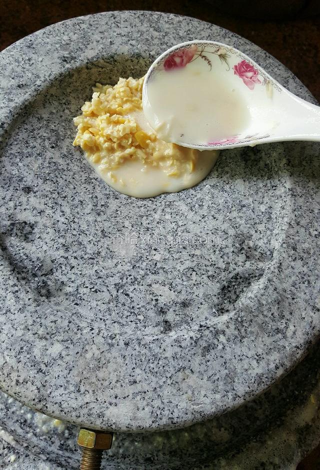 过滤掉泡沫之后就按照上面的方法继续磨，我这个是中石磨，要磨3次豆子才很细腻没什么豆渣，如果小石磨大概是4-5次左右