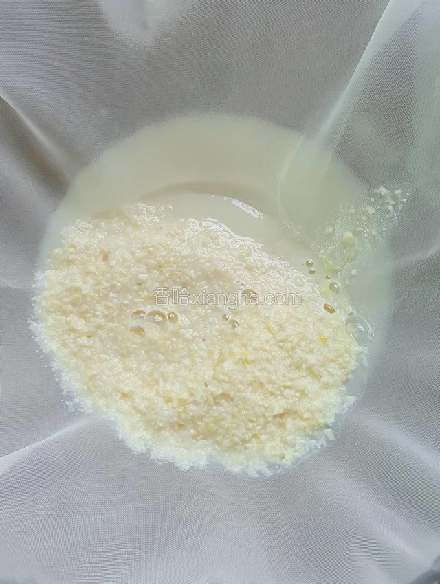 把滤布洗干净，铺在容器里面，把磨好的豆浆倒进去过滤掉黄豆皮和部分磨不了的豆渣