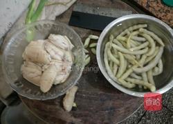 豆角炖鸡翅的做法图解1
