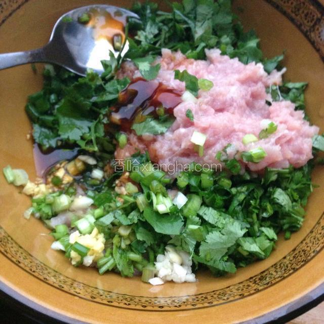 把所有切好食材（豌豆，虾仁除外）加两勺酱油，半勺蚝油，料酒两勺一起搅拌均匀